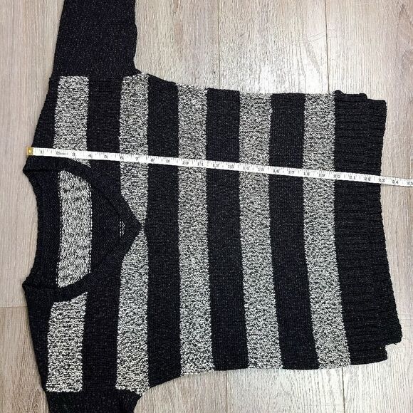 Black & White Stripe V-Neck Knit Sweater Medium - Large - Picture 14 of 16